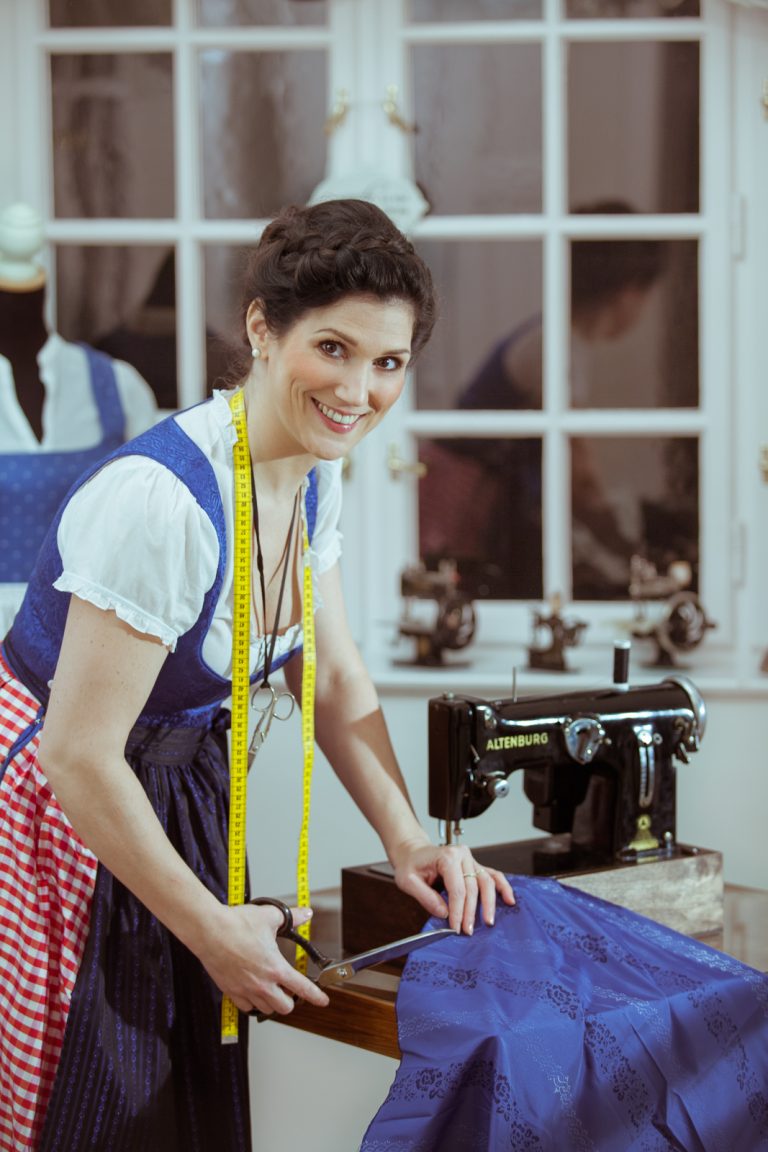 Nina Azizi im Atelier ninas needles